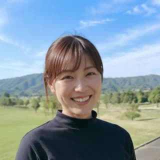 利用イメージの写真（ゴルフ場で笑顔の女性）
