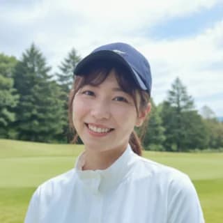 利用イメージの写真（ゴルフ場で笑顔の女性）