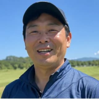 利用イメージの写真（ゴルフ場で笑顔の男性）