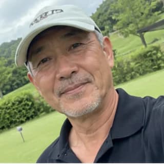 利用イメージの写真（ゴルフ場で笑顔の男性）